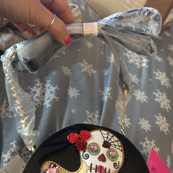 New! BETSEY JOHNSON Gingerbread Skeleton Day of the Dead Crossbody Purse. - Picture 4 of 10